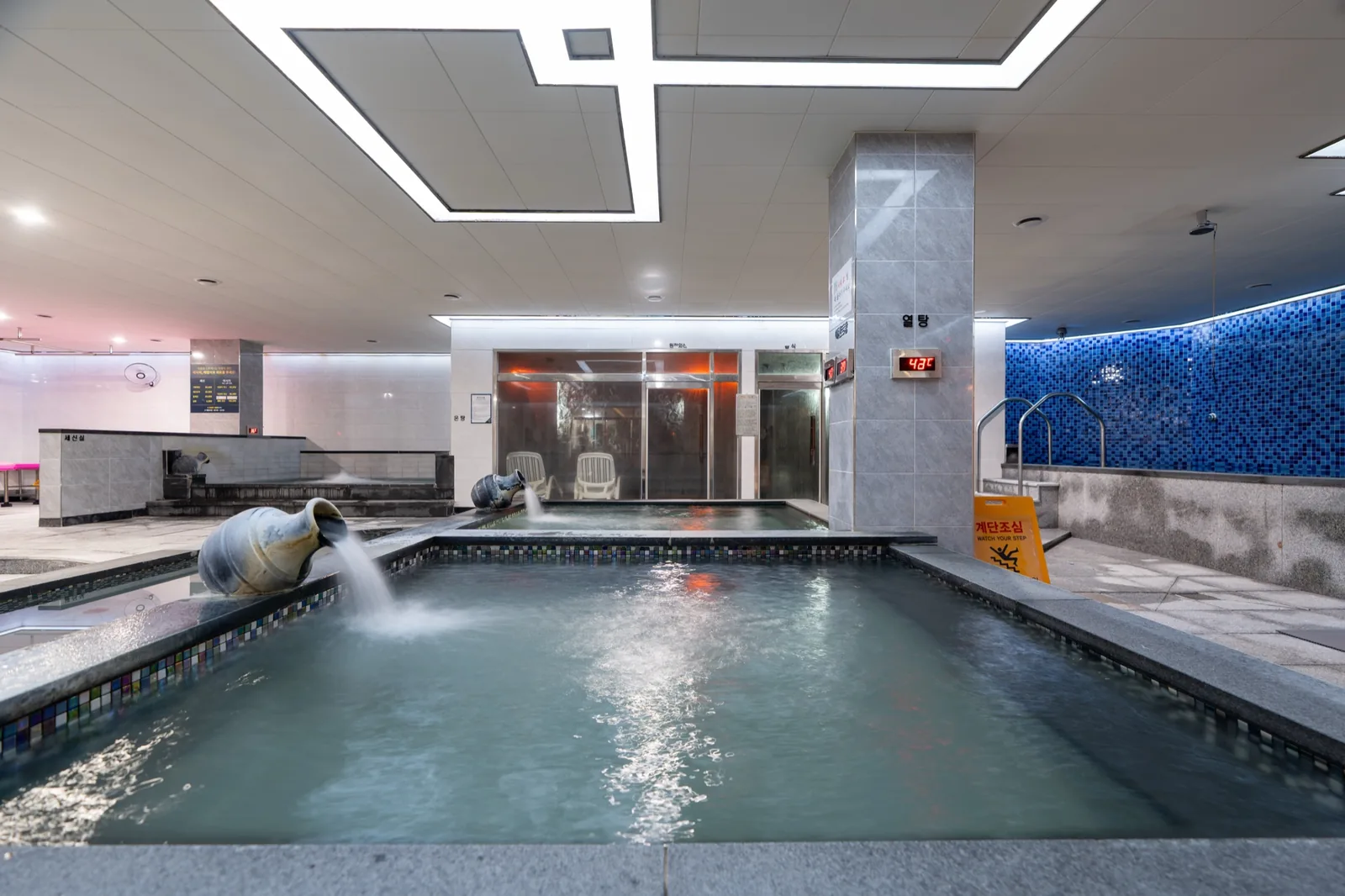 Grand bath & event pool — GoldSpa Paju
