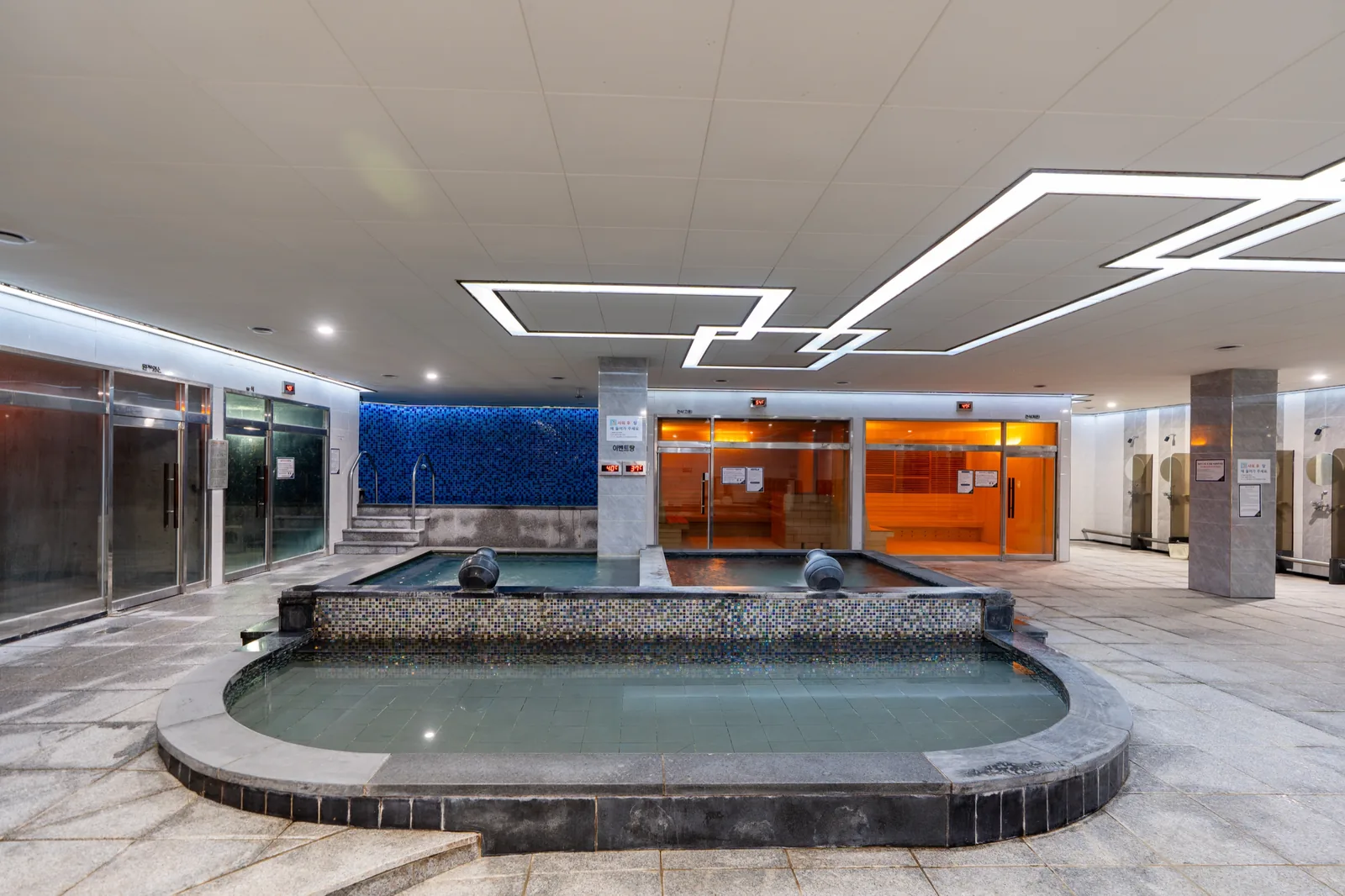 Grand bath & event pool — GoldSpa Paju